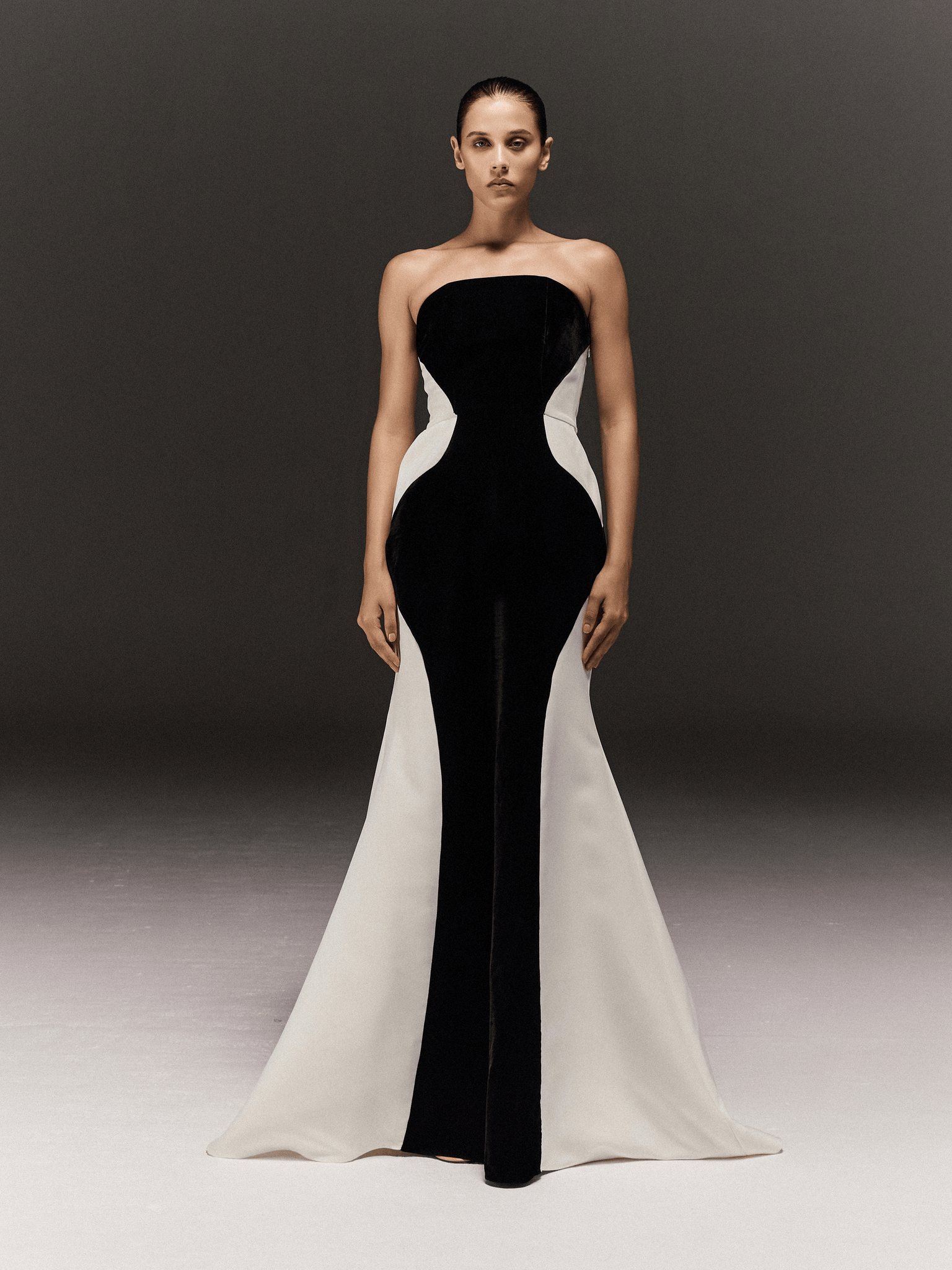 BLACK AND WHITE PANELLED TUBE DRESS WITH TRAIL